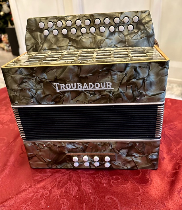 PIANO ACCORDIONS & BUTTONS ACCORDIONS EXCELLENT CONDITION Pianos