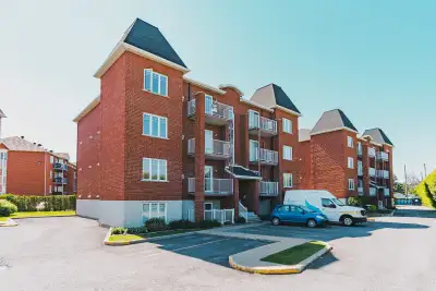 Spectaculaire condo à Candiac!! • Immense 4 et demie. Lumineux, chaleureux, 1879 Pies carres. Inclus...