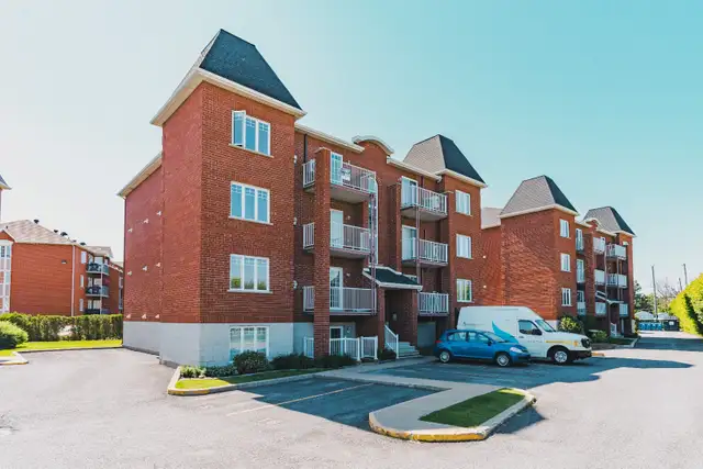 Candiac Spectaculaire!! Condo 4 1/2. Lumineaux 1874 Pies carres. in Condos for Sale in Longueuil / South Shore - Image 2