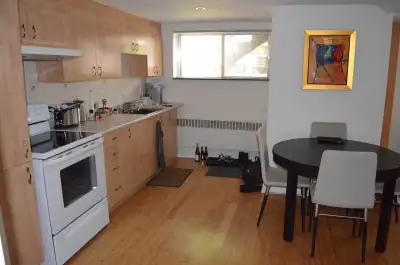 Grand 3 1/2 demi-sous-sol avec petite pièce bureau. Chauffé-Éclairé-Eau chaude inclus. Poêle- Frigo...