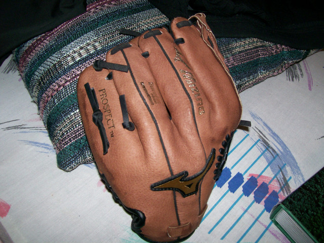 Mizuno GPP 1050Y1 10.5" Baseball glove in great condition in Baseball & Softball in St. John's - Image 2