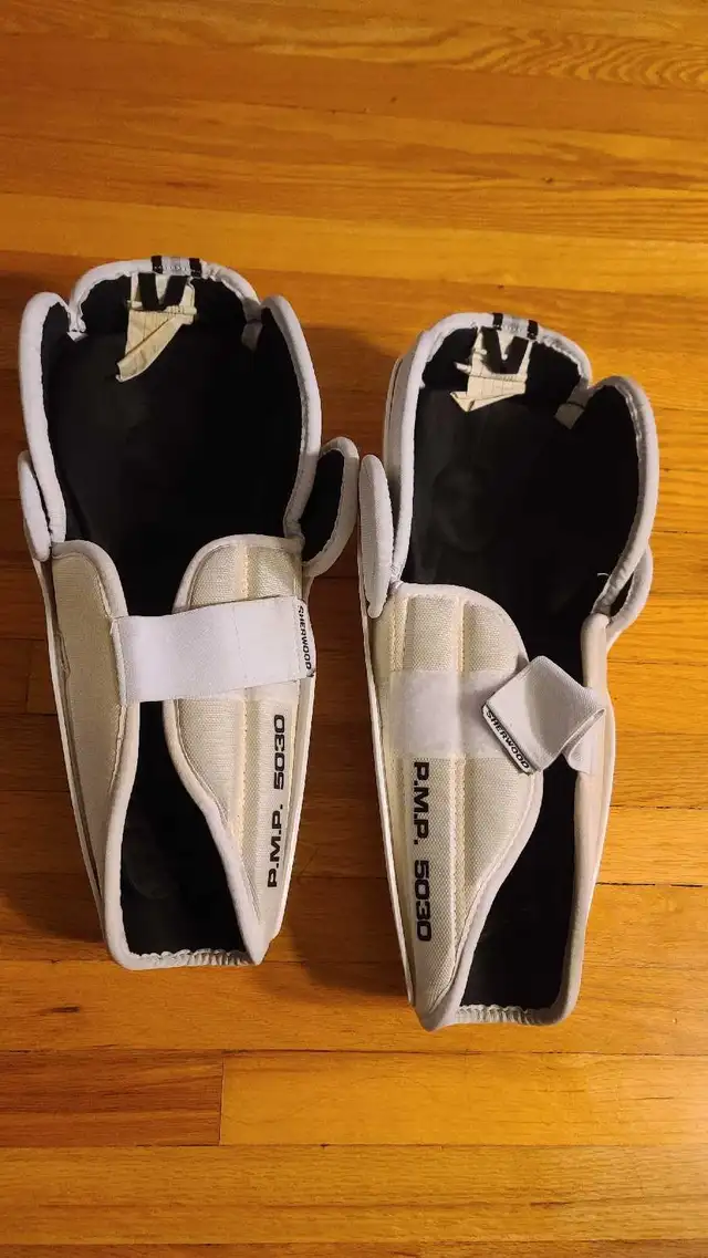 Sherwood Shin Pads 13" in Hockey in Winnipeg - Image 3