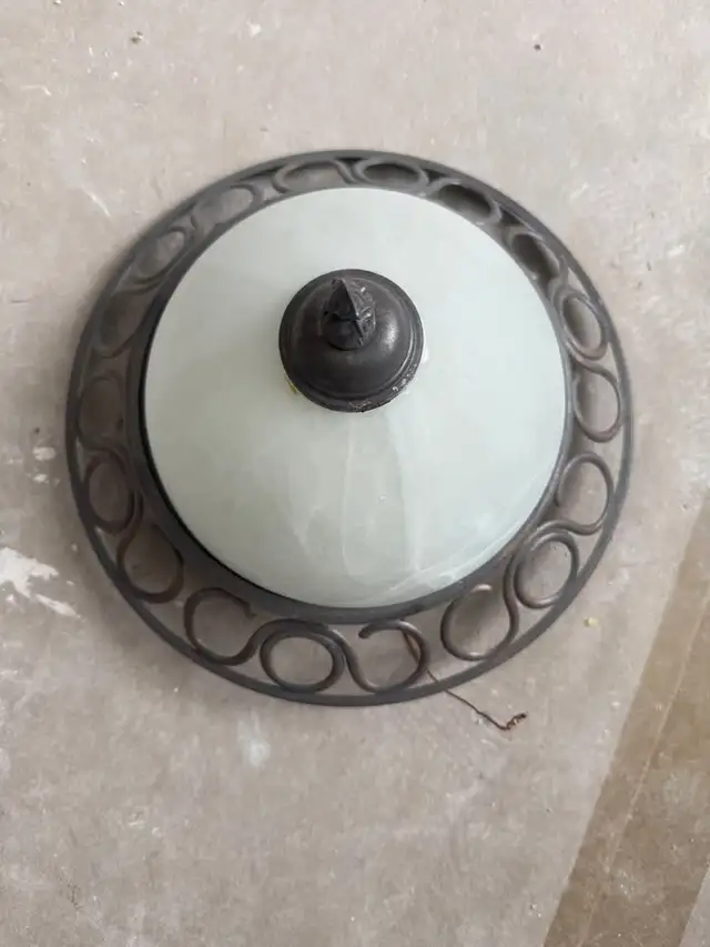 Ceiling Light Fixture with Bulb in Indoor Lighting & Fans in Ottawa - Image 3