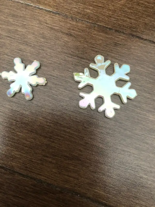 Iridescent snowflakes- plastic in Hobbies & Crafts in Strathcona County - Image 3