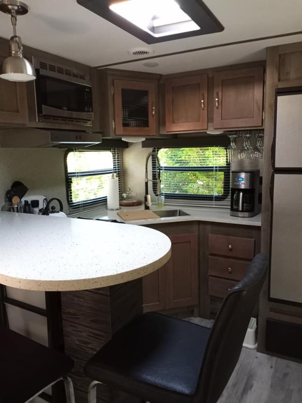 roulotte keystone 32 pieds 2018 terrain camping SainteAgathe VR et caravanes Laurentides