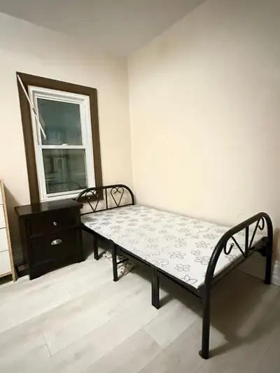 Room for rent Sherman/ cannon Hamilton Vegetarian only Utilities included Available March onward