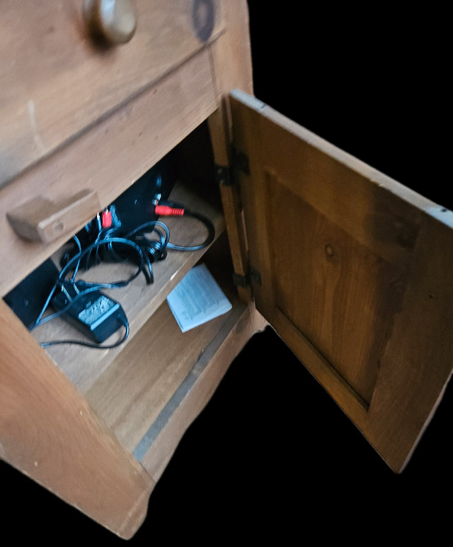 Jolie petite commode en bois avec 1 tiroir et 2 tablettes  dans Commodes et armoires  à Laurentides - Image 4