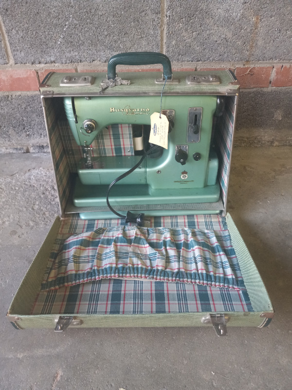 Husqvarna sewing machine in Hobbies & Crafts in City of Toronto - Image 3