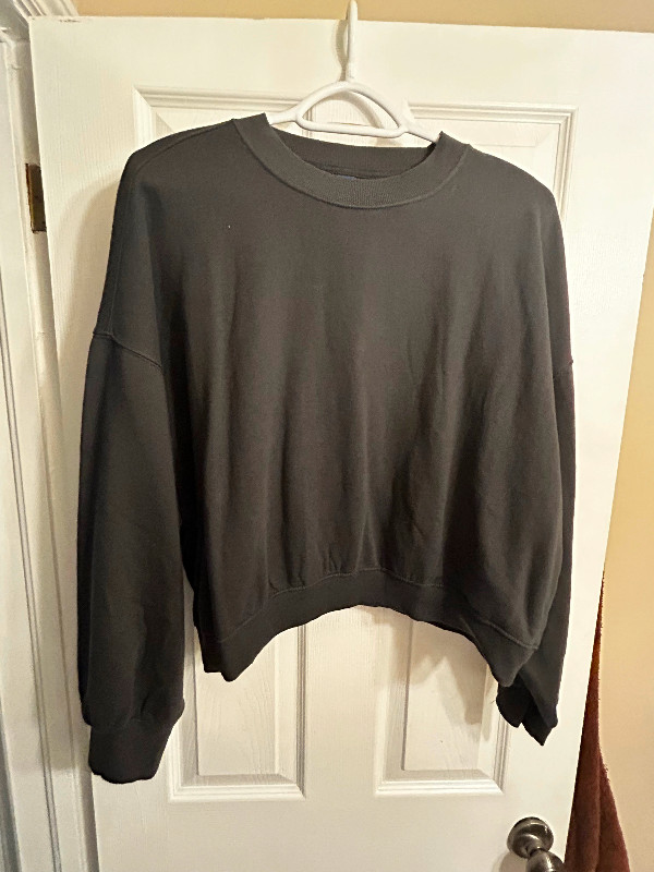 Women’s Cropped Sweater in Women's - Tops & Outerwear in Oshawa / Durham Region