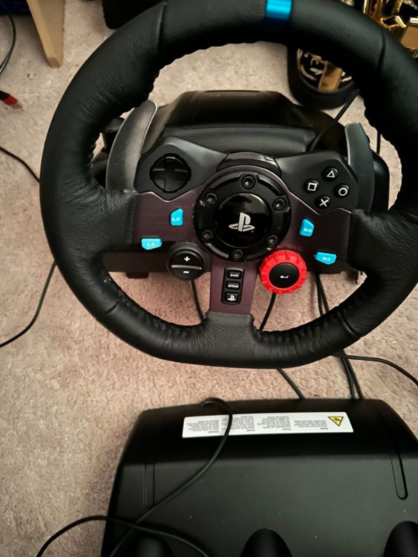 Logitech G29 Driving Force Racing Wheel and Floor Pedals in PC Games in City of Toronto