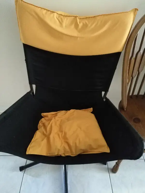folding wooden chairs, wooden chairs, stool, in Chairs & Recliners in Markham / York Region - Image 4