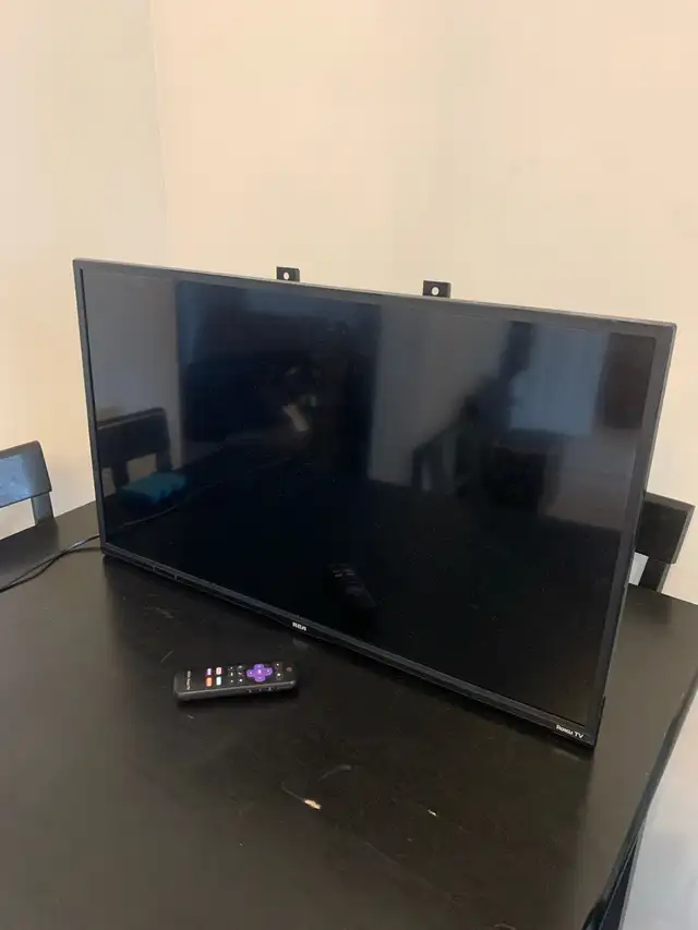 32” LED HDTV RCA Roku plus wall mount in TVs in Ottawa - Image 2