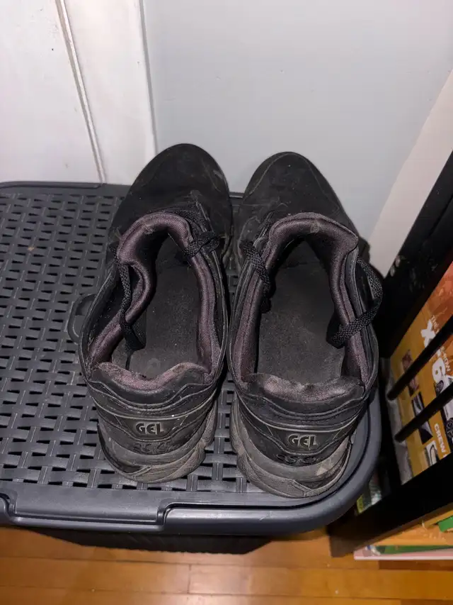 free Asics gel mens size 11 running shoes in Men's Shoes in Oshawa / Durham Region - Image 9