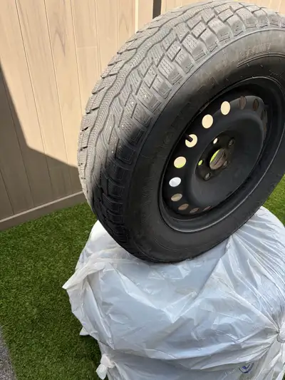 Set of 4 rims and tires Uniroyal Tiger Paw ice & snow 4 245/65/R17 Only used 1 season