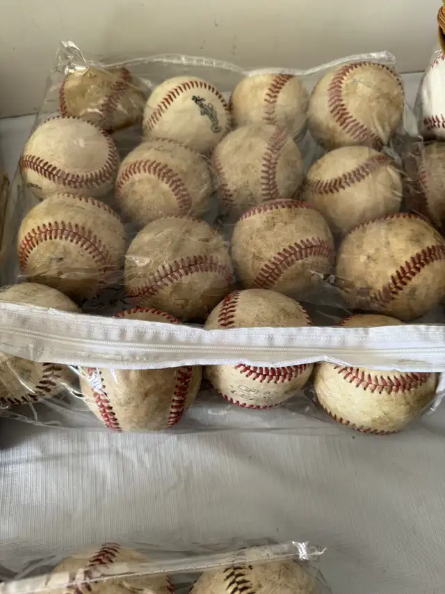 ADULT BASEBALLS, FULL SIZE, READ ADD FOR OPTIONS, AHUNTSIC PICK in Baseball & Softball in City of Montréal - Image 3