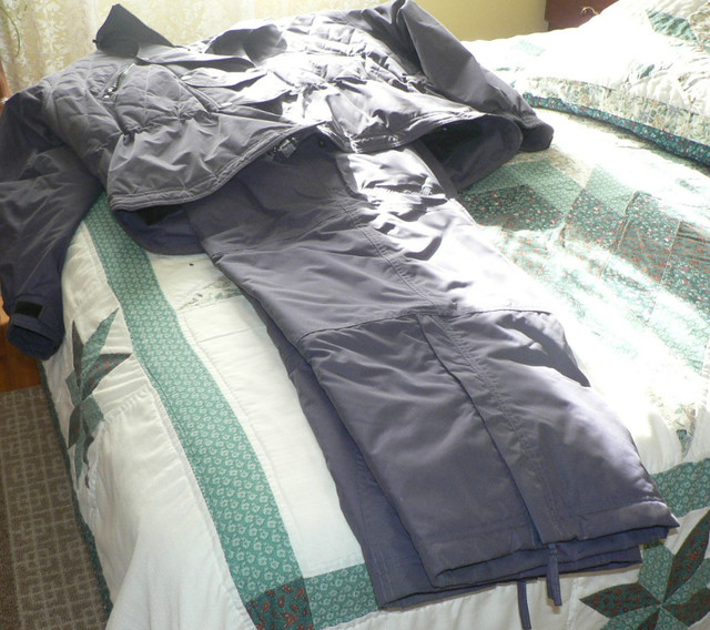 Ensemble de Pantalon  et Manteau D' hiver  Pour Femme dans Femmes - Hauts et vêtements d'extérieur  à Granby - Image 2