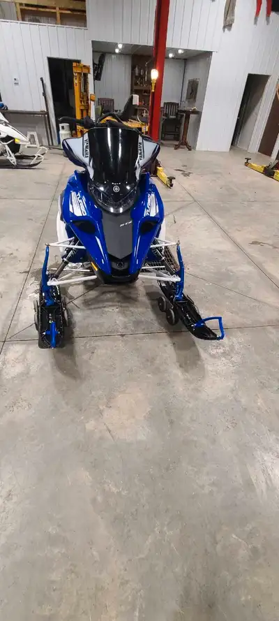 I'm selling my 2017 Yamaha Sidewinder BTX LE 153 x 1.75" track. A high-performance snowmobile design...