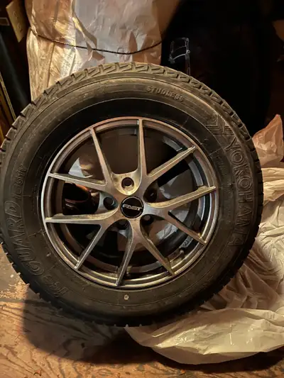 Ensemble de 4 jantes FAST et pneus d'hiver 16 pouces (215/70R16) Yokohama Iceguard, Usure 6/32 Était...