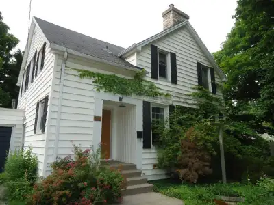 Steps from Western – Furnished Rooms in Quiet Student House