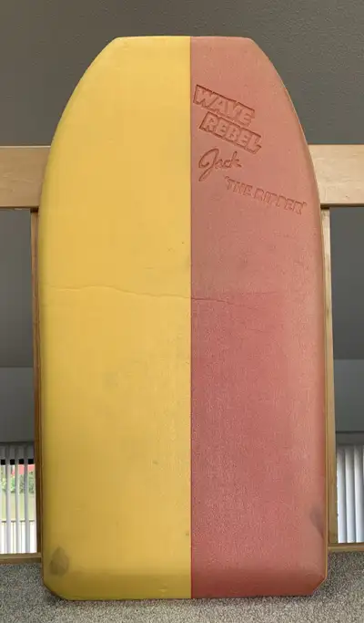 Bodyboard en bonne état Beaucoup de volume 43.5" X 23" Sans leash 100$ ferme Pas d’échange