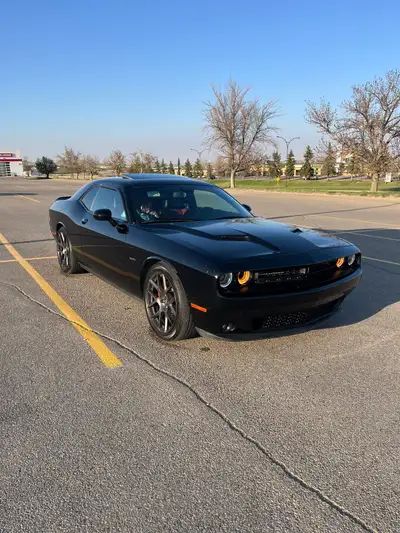 2018 dodge challenger 5.7 hemi heated and cooled seats, aftermarket exhaust, heated steering wheel....