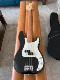 Fender Players P-Bass with Gig Bag