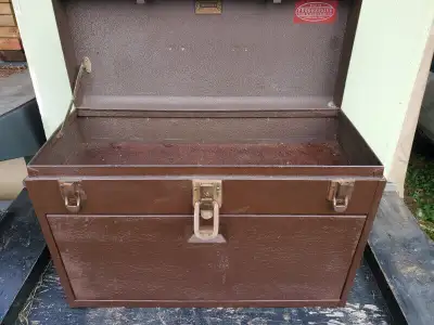 First $200 takes it. I am not looking for any offers. For sale a 7 drawer Kennedy machinist top tool...