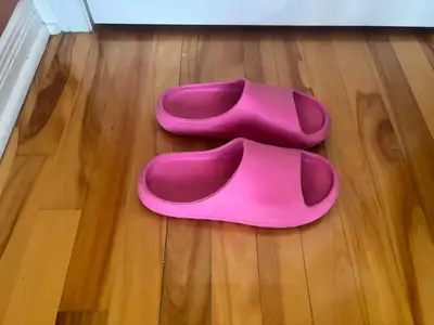 Sandales rose COMME NEUVES, taille 6-7 – DISPO À LONGUEUIL, View more