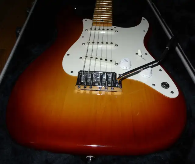 1983 American Fender Stratocaster in Guitars in Ottawa - Image 3