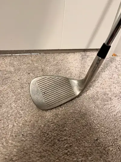 I'm selling a Nike wedge with a 52-degree loft, perfect for approach shots and getting out of tricky...