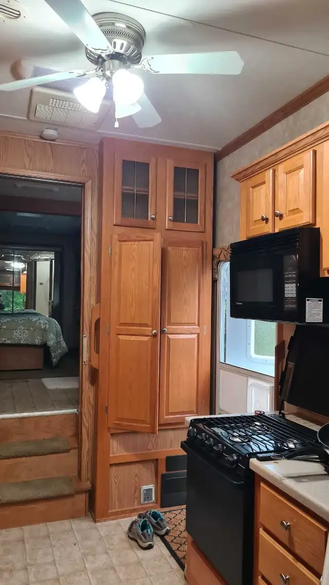 luxurious trailer in Ontario in Canada - Image 8