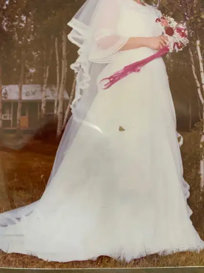 BEAUTIFULL WEDDING DRESS FOR SALE I WILL INCLUDE THE LONG VEIL SIZE 10 $ 250.00 OR ANY REASONNABLE O...