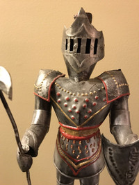Statuette médievale en métal- chevalier en armure (15 po)