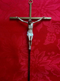 crucifix métallique avec jésus en couleurs