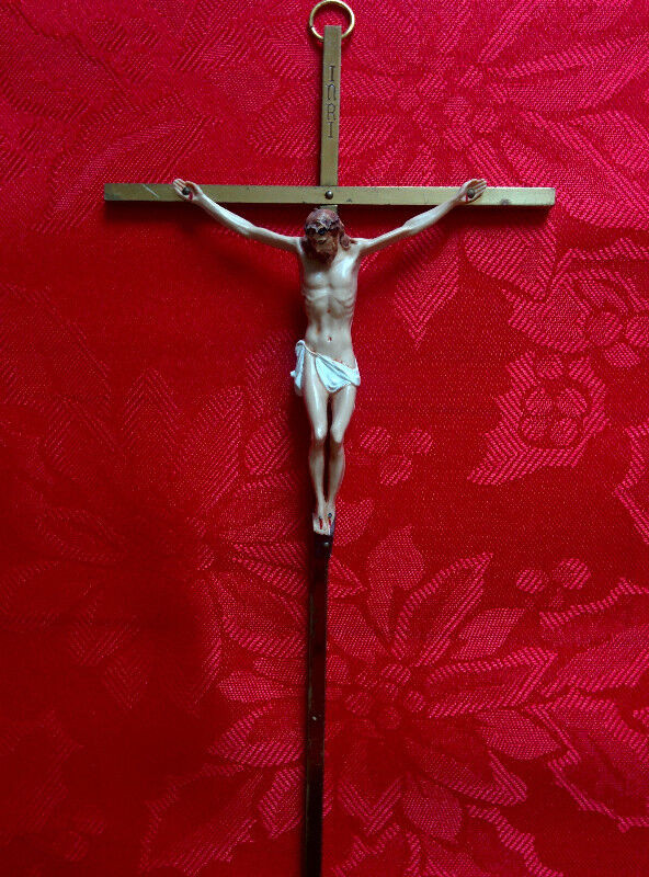 crucifix métallique avec jésus en couleurs dans Art et objets de collection  à Ville de Montréal