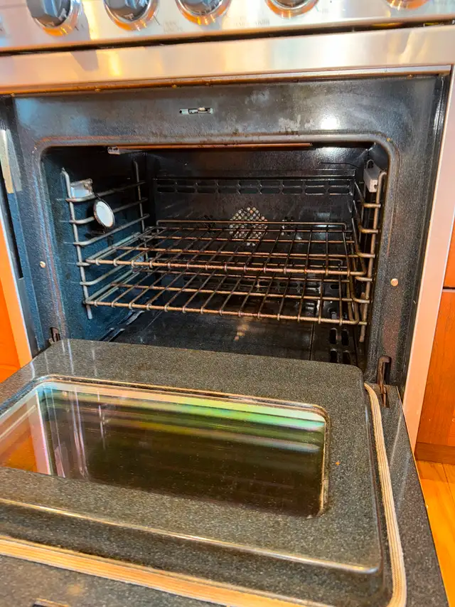 Viking Pro 30” Natural Gas Stove in excellent condition. in Stoves, Ovens & Ranges in Trenton - Image 4