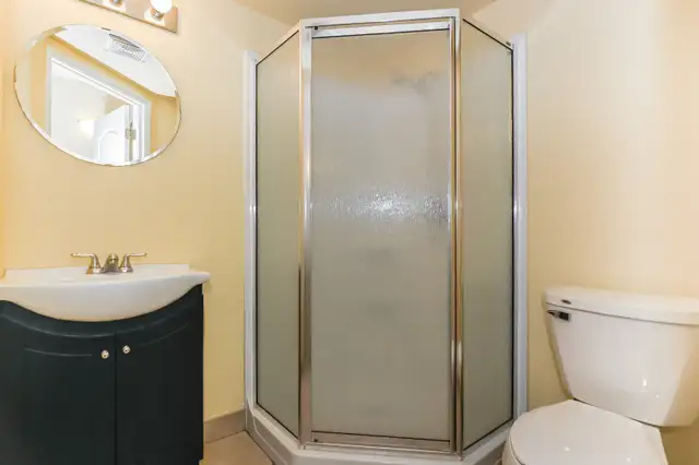 One Room Available in a 4-bed/4-bath Student Apartment in Room Rentals & Roommates in Kitchener / Waterloo - Image 9