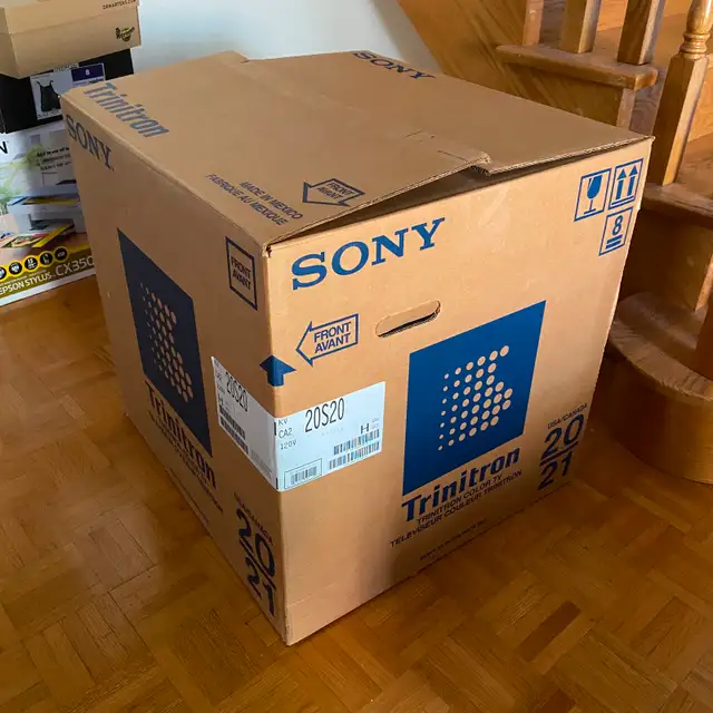 Sony Trinitron CRT Color TV, w/Stand and Remote in TVs in City of Toronto - Image 10