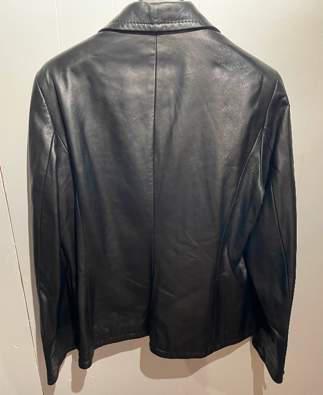 Danier Black Italian leather Blazer in Women's - Tops & Outerwear in Winnipeg - Image 2