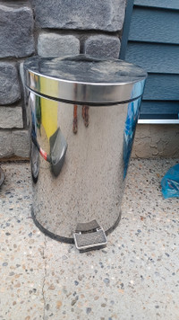 Damaged stainless steel flip lid trash can.  READ DESCRIPTION.