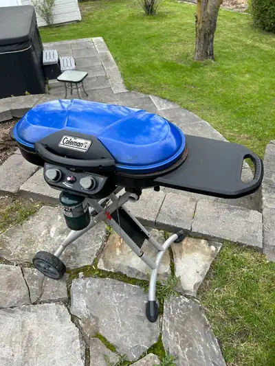 BBQ utilisé au chalet fonctionne avec petite bouteille grille un peu rouillée Payable en argent
