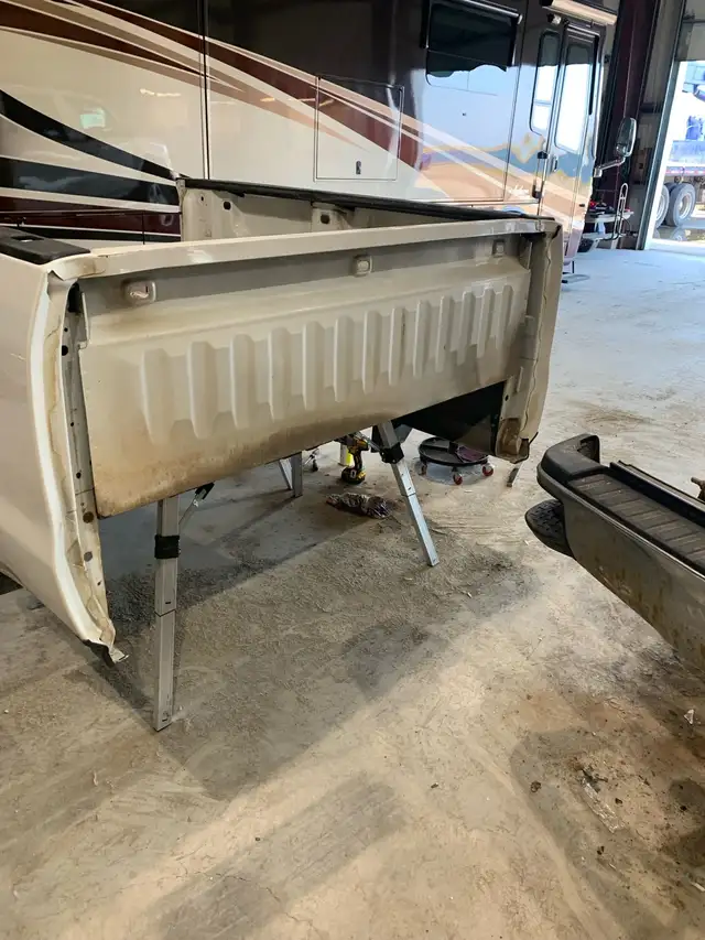 truck box  in Auto Body Parts in Bedford - Image 4