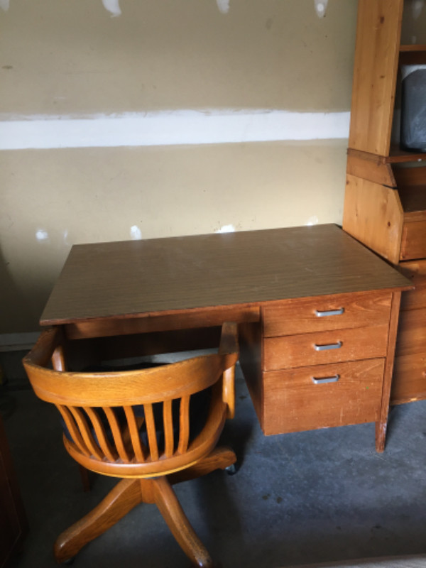 SOLID All Wood Desk and Roller Chair in Desks in Markham / York Region - Image 3