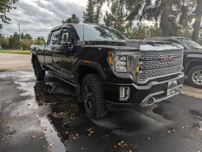 2021 GMC 1 tonne long box Denali with Black Diamond package, retractable steps, trailer tow package...