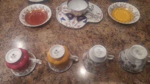 Tasse Royal Albert, tasses stylisées, sur pattes, anciennes dans Vaisselle et articles de cuisine  à Laurentides - Image 2