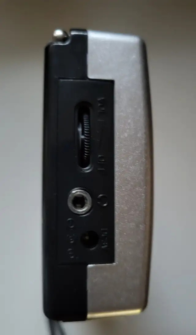 BAIJIALI KK9 AM/FM Portable Radio with Headphone Jack in General Electronics in Oshawa / Durham Region - Image 5