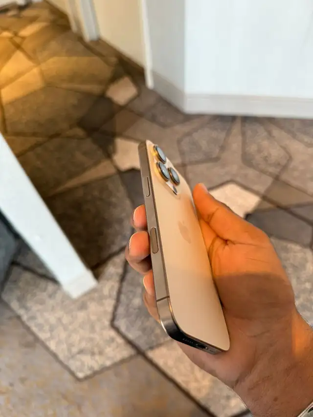 iPhone 16 pro  in Cell Phones in Delta/Surrey/Langley - Image 4