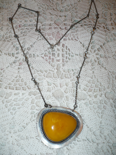 UNUSUAL UNIQUE LARGE EGG YOLK BALTIC AMBER STONE SET IN A HAND HAMMERED UNMARKED SILVER RUSTIC NECKL...