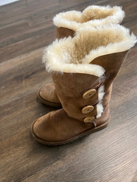 selling UGG Bailey Button Boot size 6