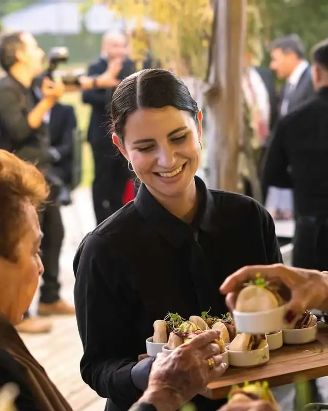 Bartender - Hostesses -Serving Staff439733080777052161